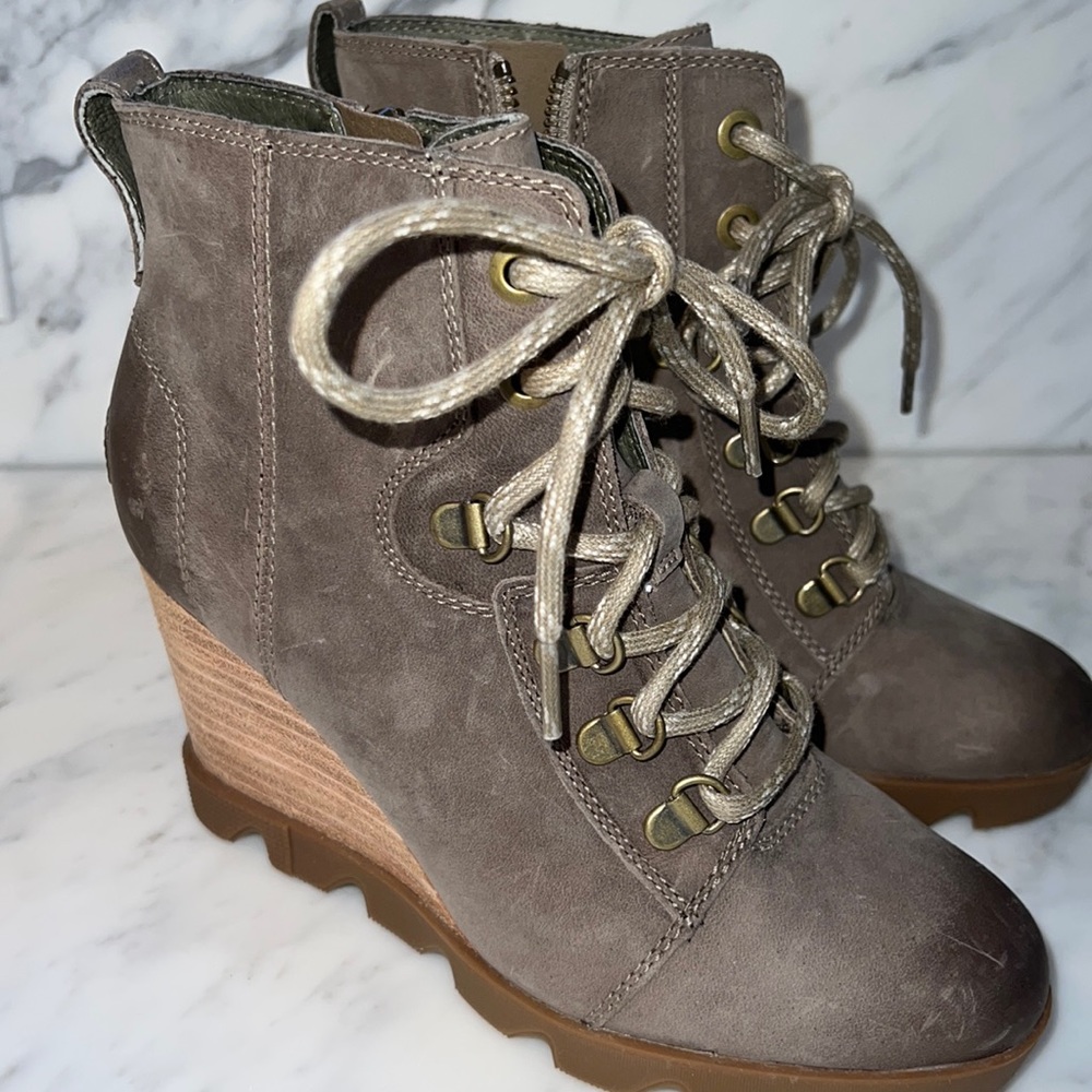 Sorel 6.5 wedge. Never worn.